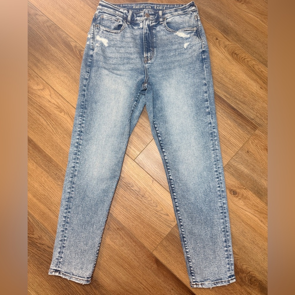 American Eagle High Rise Mom Jeans Womens‎ 4 Light Wash Distressed Tapered Denim - Picture 2 of 10